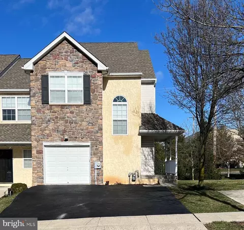 40 Prince Dr, Eagleville, PA 19403