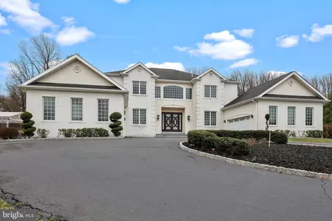 2040 Buttonwood Ln, Huntingdon Valley, PA 19006