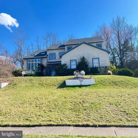 902 Summit Ln, Oreland, PA 19075