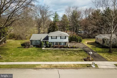 825 Warfield Ln, Huntingdon Valley, PA 19006