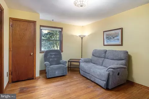 Living - 507 Brookwood Rd, Wayne, PA 19087 photo 4 of 5