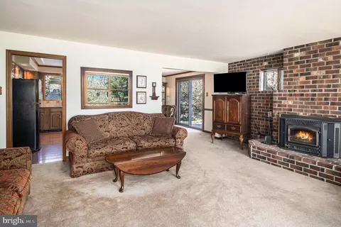 Living - 507 Brookwood Rd, Wayne, PA 19087 photo 2 of 5