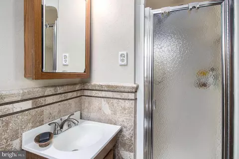 Bath - 507 Brookwood Rd, Wayne, PA 19087 photo 2 of 5