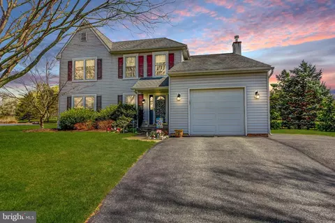 6 Donna Dr, Royersford, PA 19468