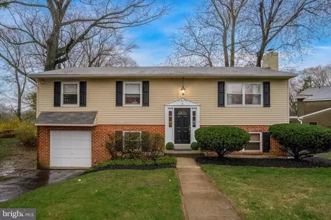 8 Robin Ln, Lafayette Hill, PA 19444