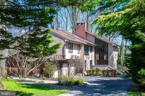 556 Hoffman Dr, Bryn Mawr, PA 19010