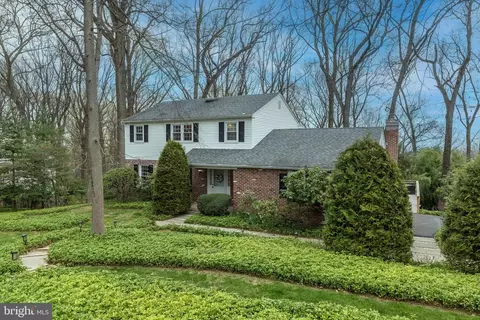Exterior - 687 Forest Rd, Wayne, PA 19087 photo 2 of 12