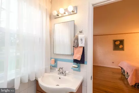 Bath - 687 Forest Rd, Wayne, PA 19087 photo 3 of 6