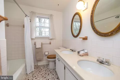 Bath - 687 Forest Rd, Wayne, PA 19087 photo 4 of 6