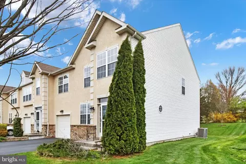 351 Manor Cir, Harleysville, PA 19438