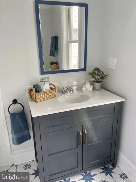 Bath - 329 Hampden Ave, Narberth, PA 19072 photo 1 of 4