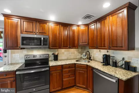 Kitchen - 819 Pardee Ln, Wyncote, PA 19095 photo 4 of 8