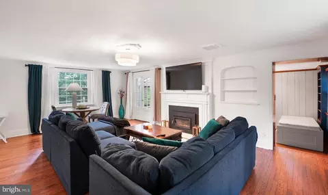 Living - 819 Pardee Ln, Wyncote, PA 19095 photo 1 of 4