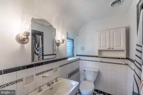 Bath - 819 Pardee Ln, Wyncote, PA 19095 photo 3 of 9