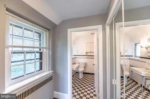 Bath - 819 Pardee Ln, Wyncote, PA 19095 photo 7 of 9