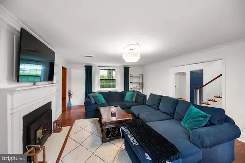 Living - 819 Pardee Ln, Wyncote, PA 19095 photo 3 of 4