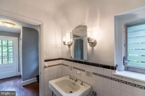 Bath - 819 Pardee Ln, Wyncote, PA 19095 photo 5 of 9