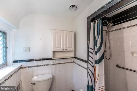 Bath - 819 Pardee Ln, Wyncote, PA 19095 photo 4 of 9