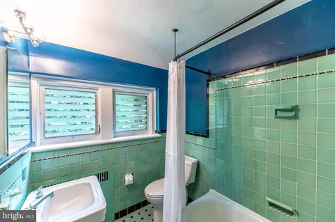 Bath - 819 Pardee Ln, Wyncote, PA 19095 photo 8 of 9