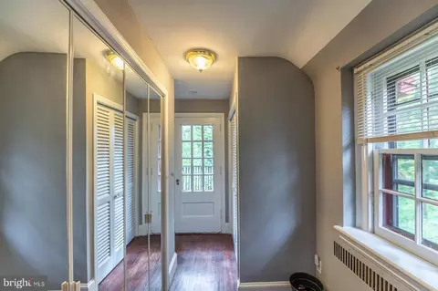 Entry Way - 819 Pardee Ln, Wyncote, PA 19095 photo 7 of 10
