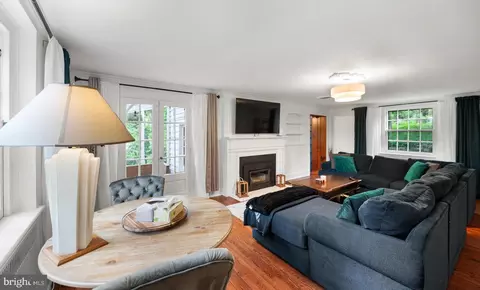Living - 819 Pardee Ln, Wyncote, PA 19095 photo 4 of 4