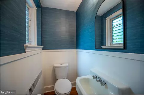 Bath - 819 Pardee Ln, Wyncote, PA 19095 photo 1 of 9