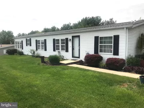 17 Woodbine Ct W, Harleysville, PA 19438