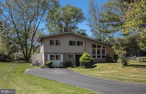 31 Camelot Dr, Plymouth Meeting, PA 19462
