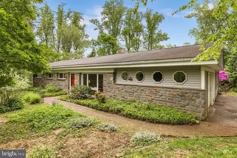414 Sharon Dr, Wayne, PA 19087 photo 2