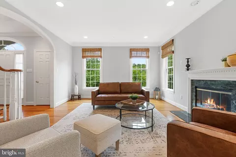 Living - 600 Narcisi Ln, Wayne, PA 19087 photo 2 of 5