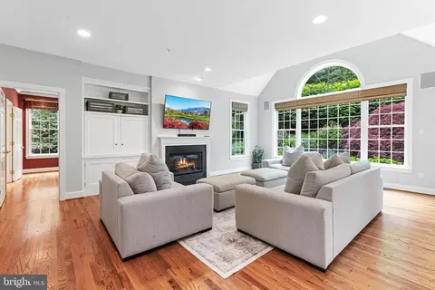 Living - 600 Narcisi Ln, Wayne, PA 19087 photo 3 of 5