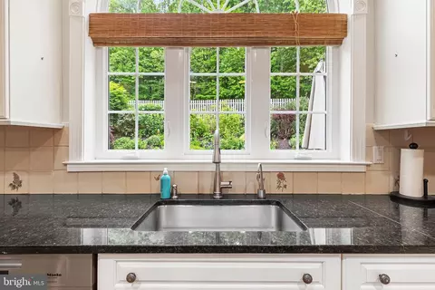 Kitchen - 600 Narcisi Ln, Wayne, PA 19087 photo 3 of 5