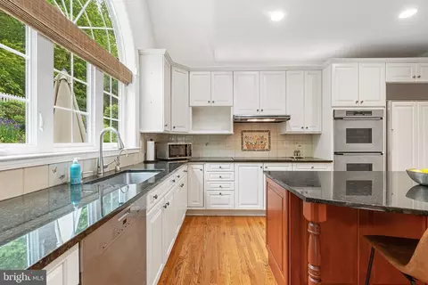 Kitchen - 600 Narcisi Ln, Wayne, PA 19087 photo 4 of 5