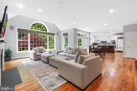 Living - 600 Narcisi Ln, Wayne, PA 19087 photo 4 of 5