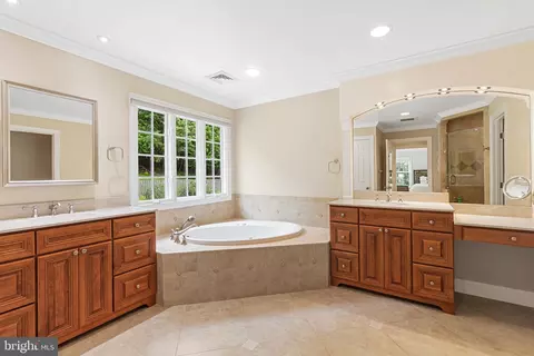 Bath - 600 Narcisi Ln, Wayne, PA 19087 photo 3 of 8