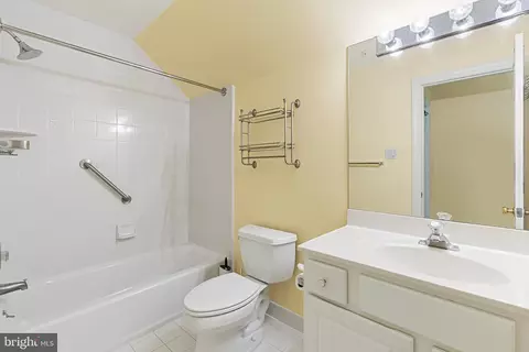 Bath - 600 Narcisi Ln, Wayne, PA 19087 photo 7 of 8