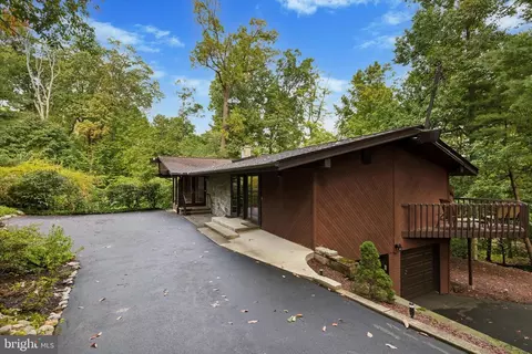 2250 Country Club Dr, Huntingdon Valley, PA 19006
