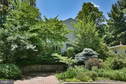 8300 Hull Dr, Wyndmoor, PA 19038