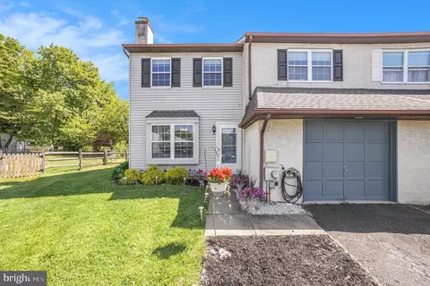 25 Fieldstone Ln, Horsham, PA 19044