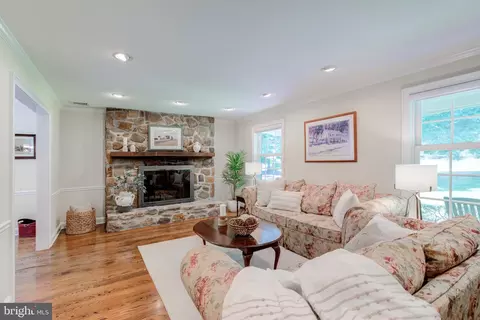 Living - 420 Accomac Rd, Wyncote, PA 19095 photo 2 of 8