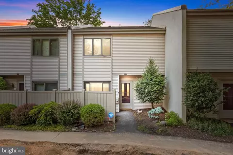 17 Twin Brooks Dr, Willow Grove, PA 19090