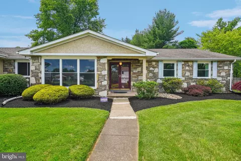 1102 Barnswallow Ln, Huntingdon Valley, PA 19006