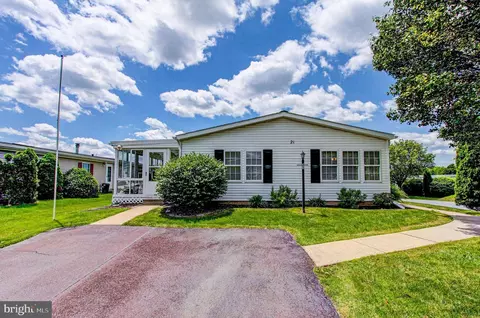 21 Longwood Ct E, Harleysville, PA 19438