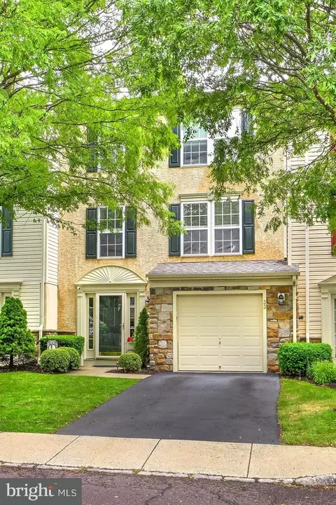 33 Creekside Dr, Pottstown, PA 19464