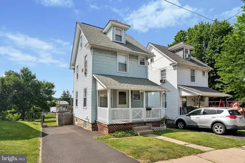 18 Cherry St, Willow Grove, PA 19090