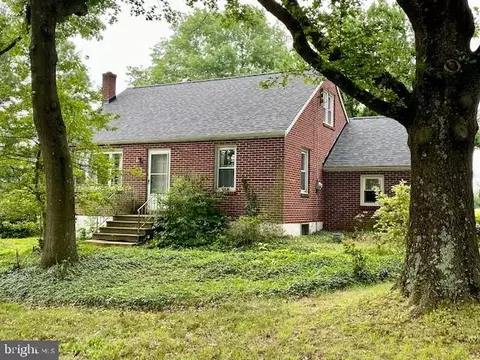 2786 N Charlotte St, Gilbertsville, PA 19525