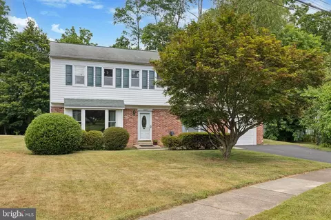 2225 Laurel Cir, Willow Grove, PA 19090