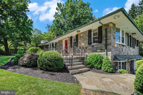 860 Thomas Rd, Lafayette Hill, PA 19444