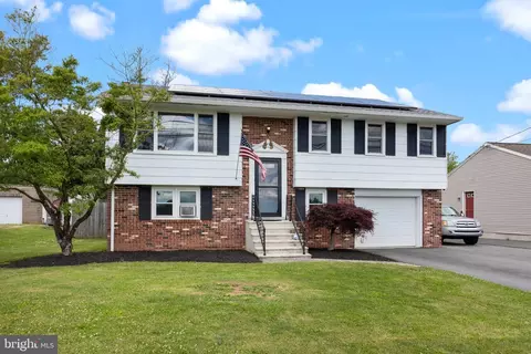 45 E 8th St, Pennsburg, PA 18073