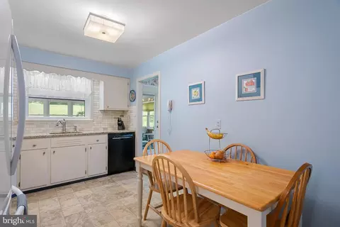 Kitchen - 592 Bob White Rd, Wayne, PA 19087 photo 3 of 4